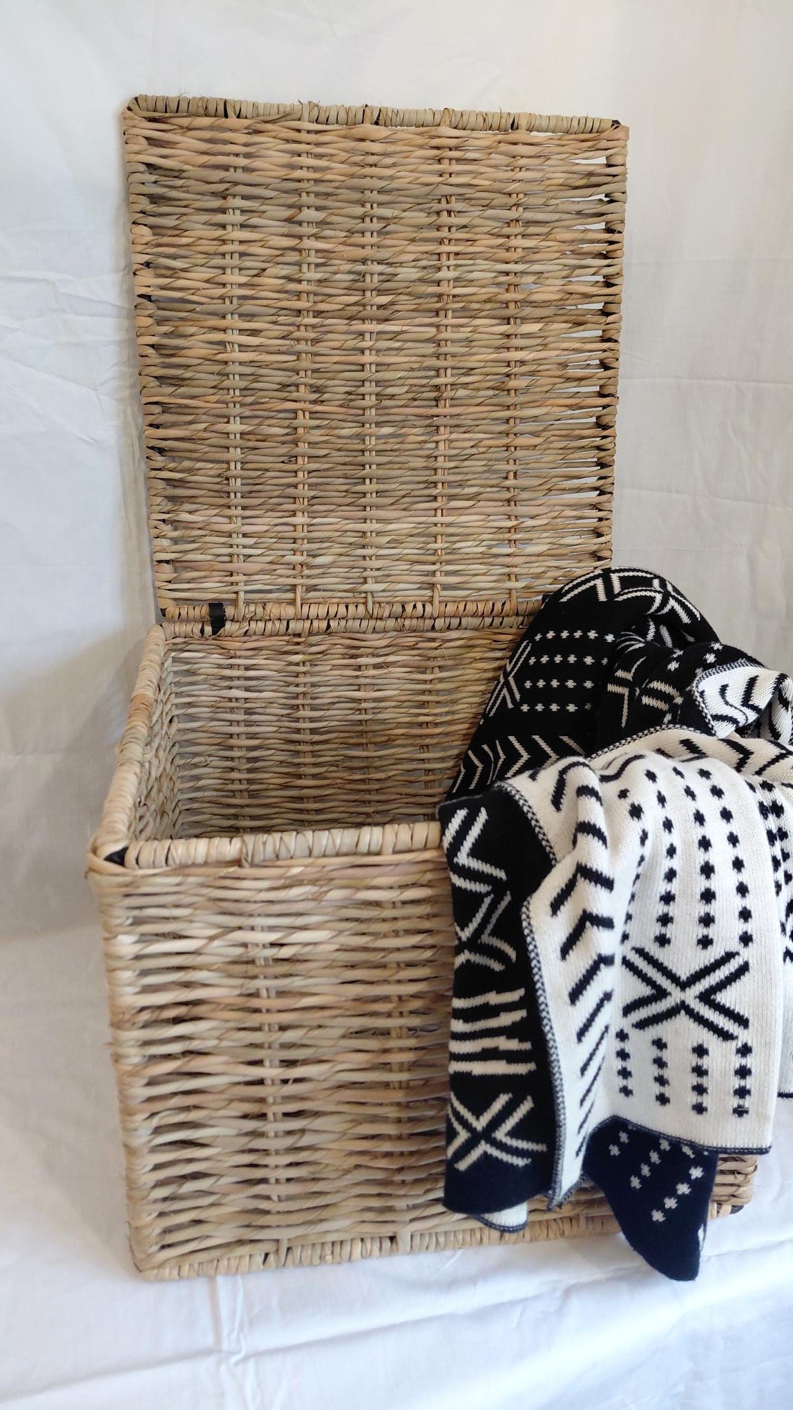 Basket with lid
